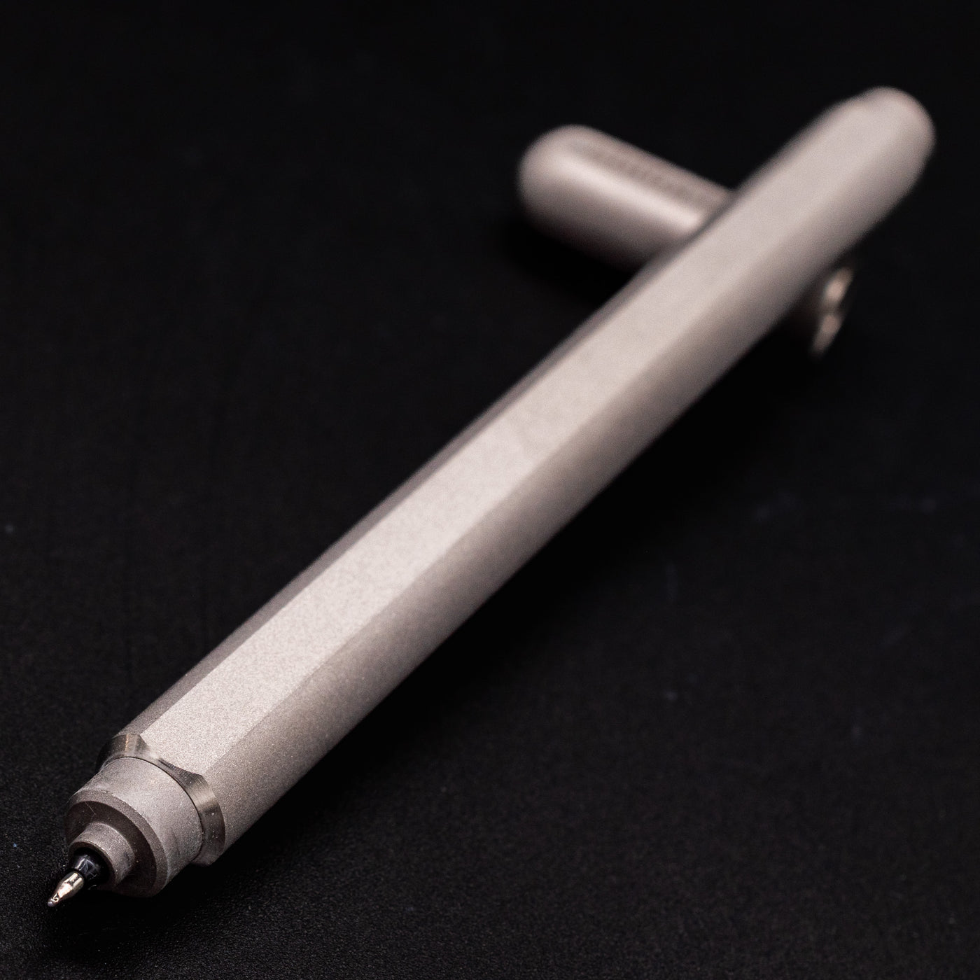 Stilform ARC Gel Pen Comet Grey - tip closeup, uncapped and leaning toward camera