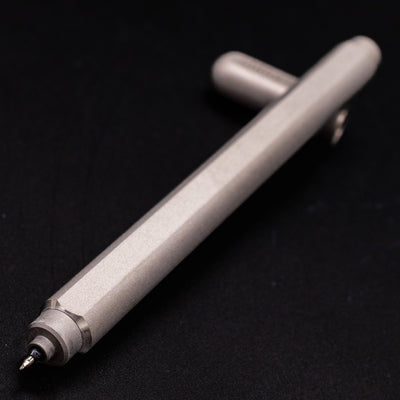 Stilform ARC Gel Pen Comet Grey - tip closeup, uncapped and leaning toward camera