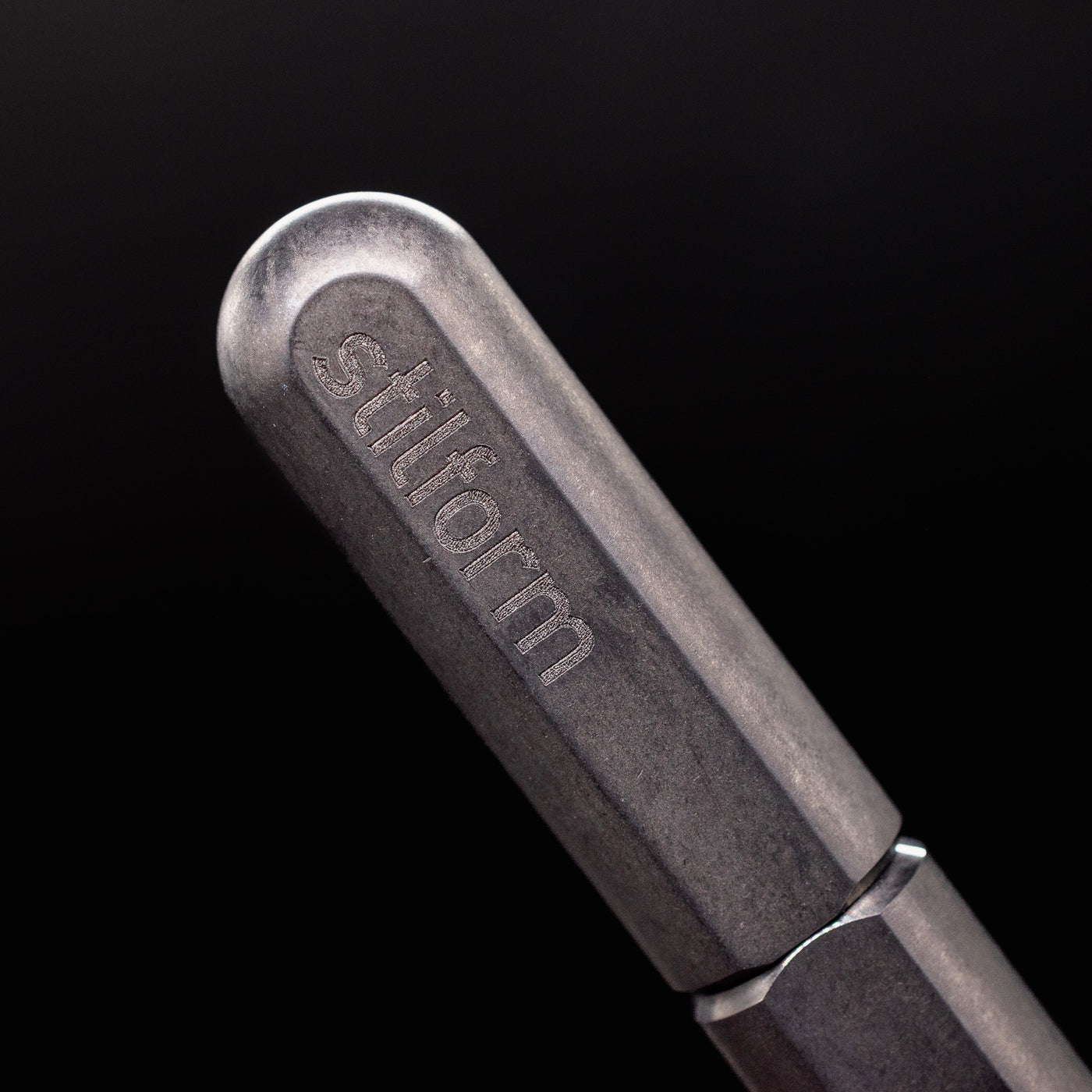Stilform ARC Gel Pen Titanium Matte - closeup of Stilform logo on barrel