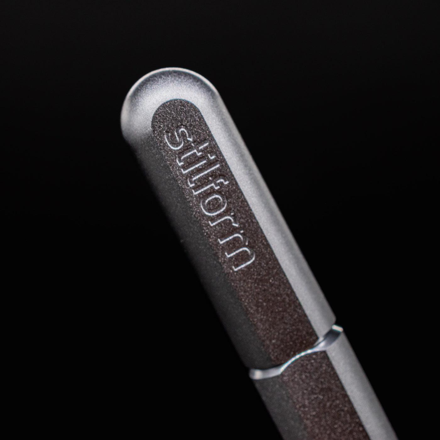 Stilform ARC Gel Pen Warp Black - closeup of Stilform logo on barrel