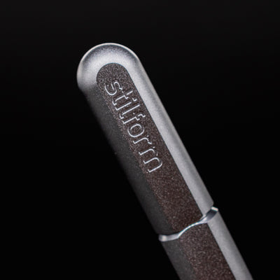 Stilform ARC Gel Pen Warp Black - closeup of Stilform logo on barrel