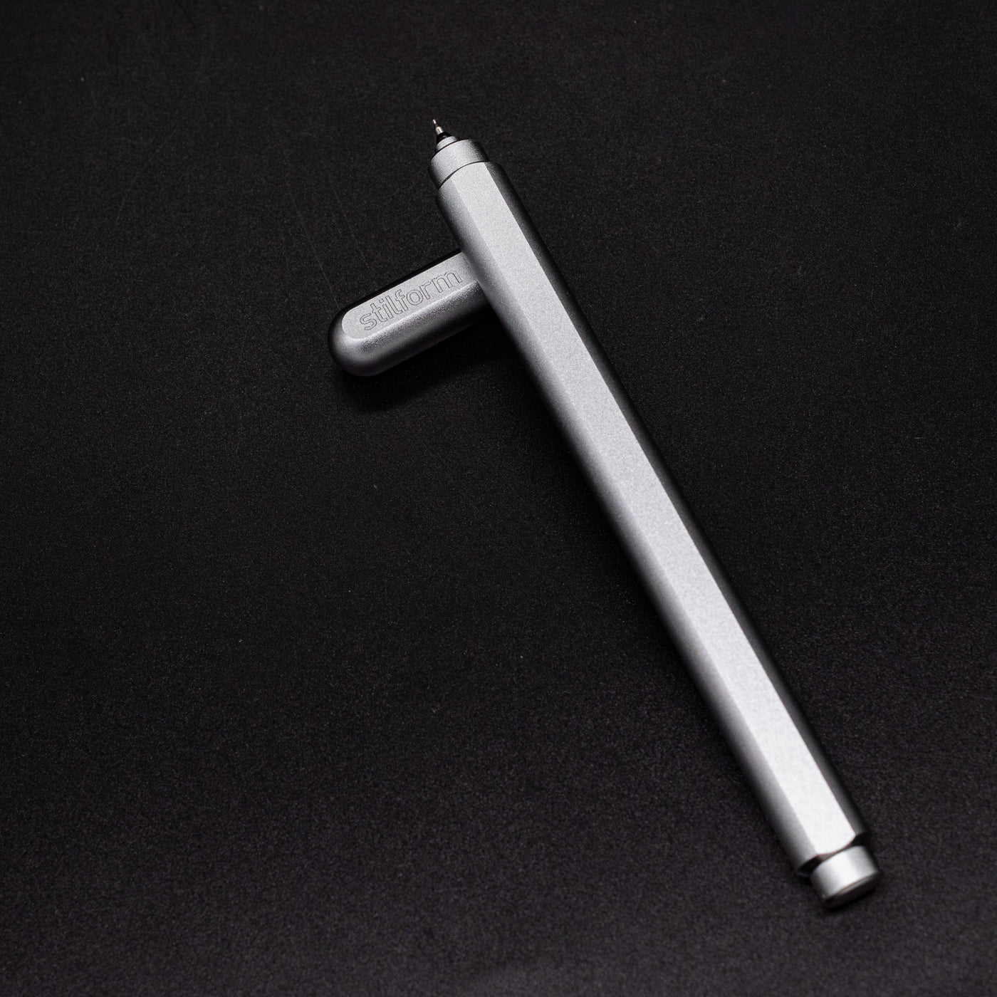 Stilform ARC Gel Pen Warp Black - barrel leaning on cap, uncapped view
