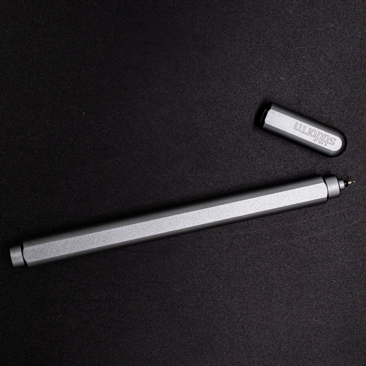 Stilform ARC Gel Pen Warp Black - full overhead view, uncapped