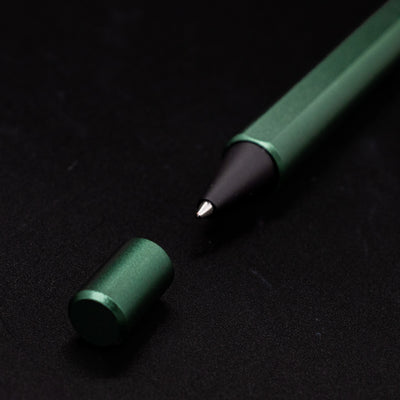 Stilform FLOW Rollerball Pen Aurora Green - tip closeup with magnetic cap in foreground