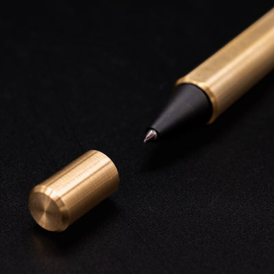 Stilform FLOW Rollerball Pen Brass Radial Brushed - tip closeup with magnetic cap in foreground