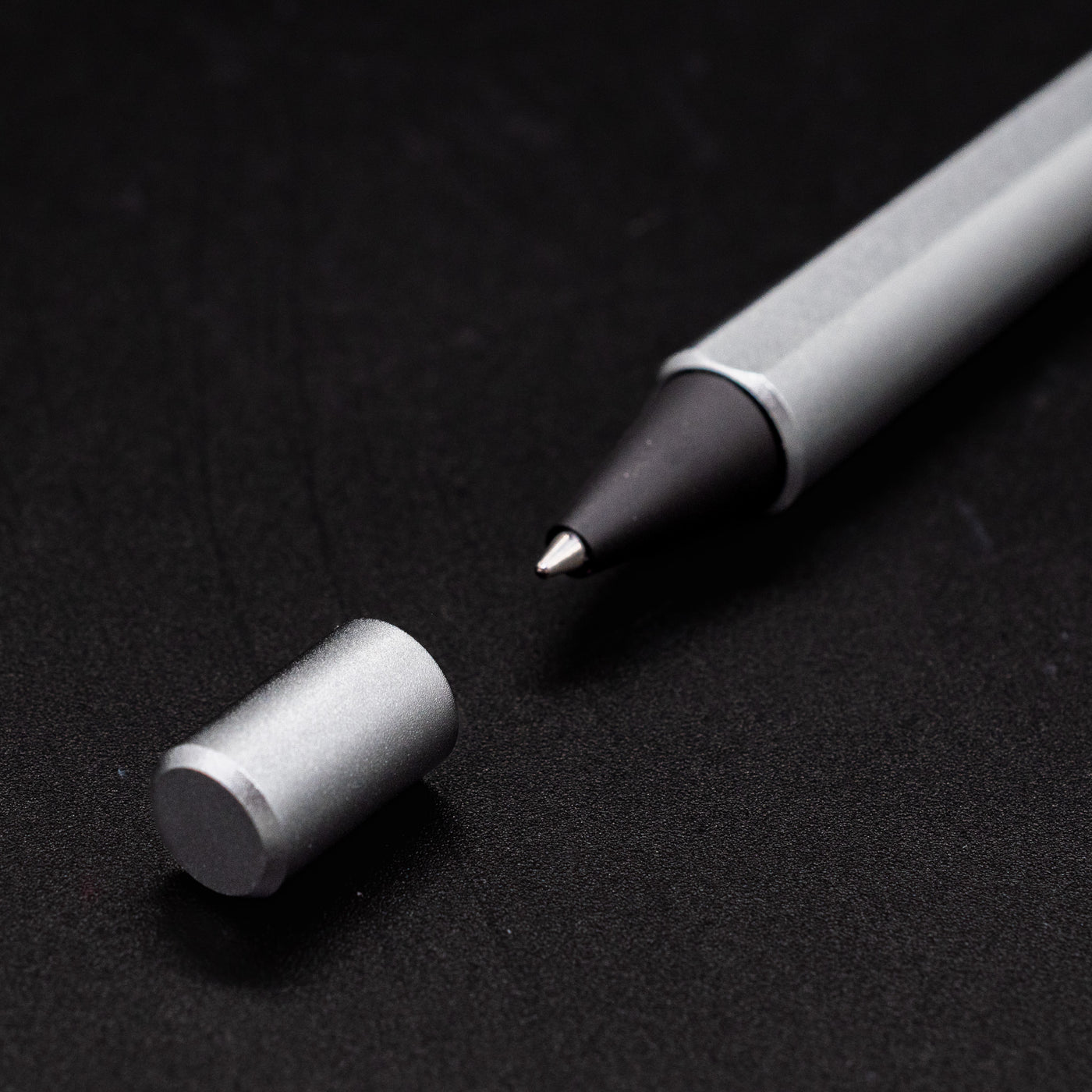 Stilform FLOW Rollerball Pen Comet Grey- tip closeup with magnetic cap in foreground