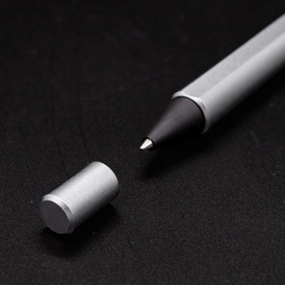 Stilform FLOW Rollerball Pen Comet Grey- tip closeup with magnetic cap in foreground
