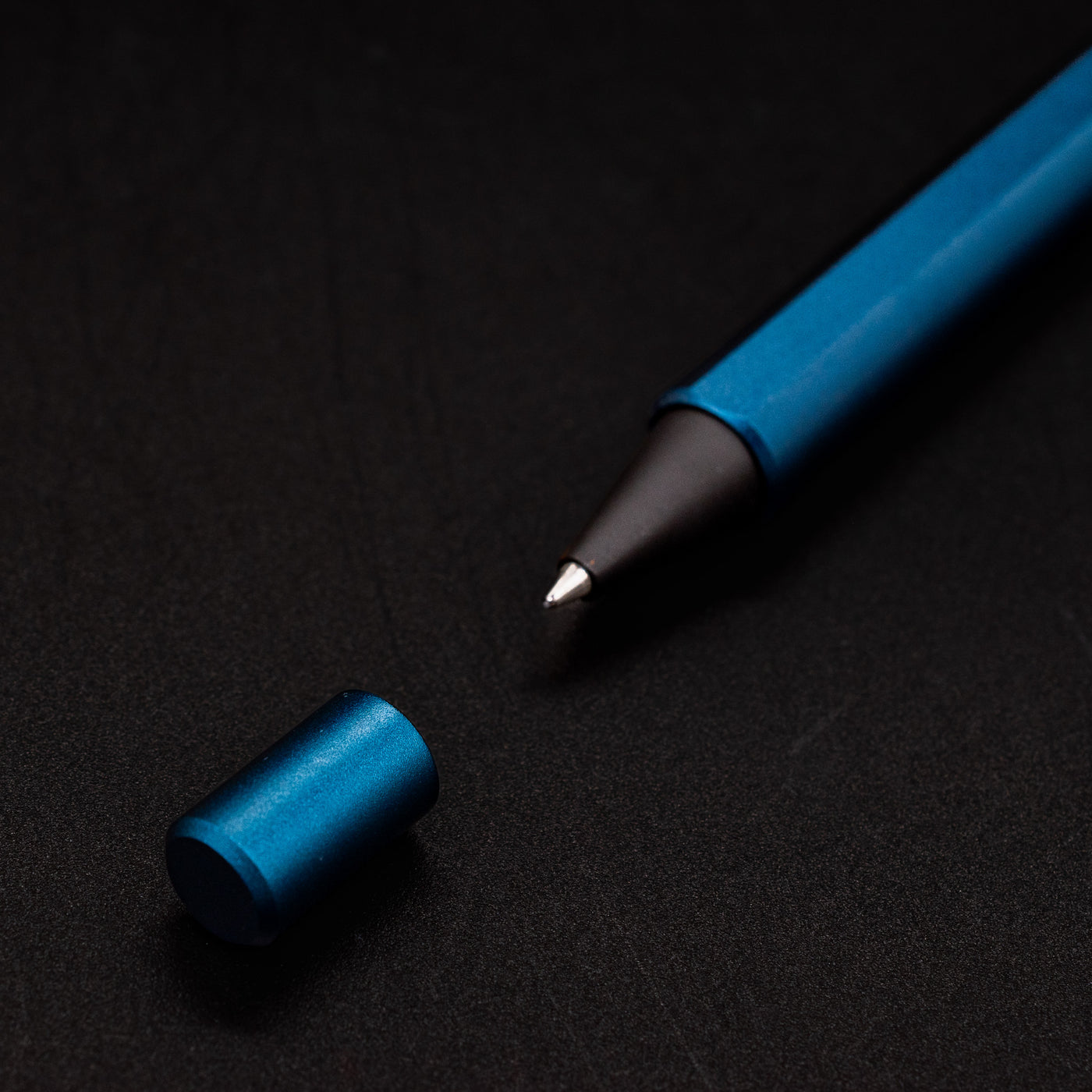 Stilform FLOW Rollerball Pen Night Sky Aluminum - tip closeup with magnetic cap in foreground