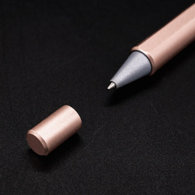 Stilform FLOW Rollerball Pen Rose Moon Aluminum - tip closeup with magnetic cap in foreground