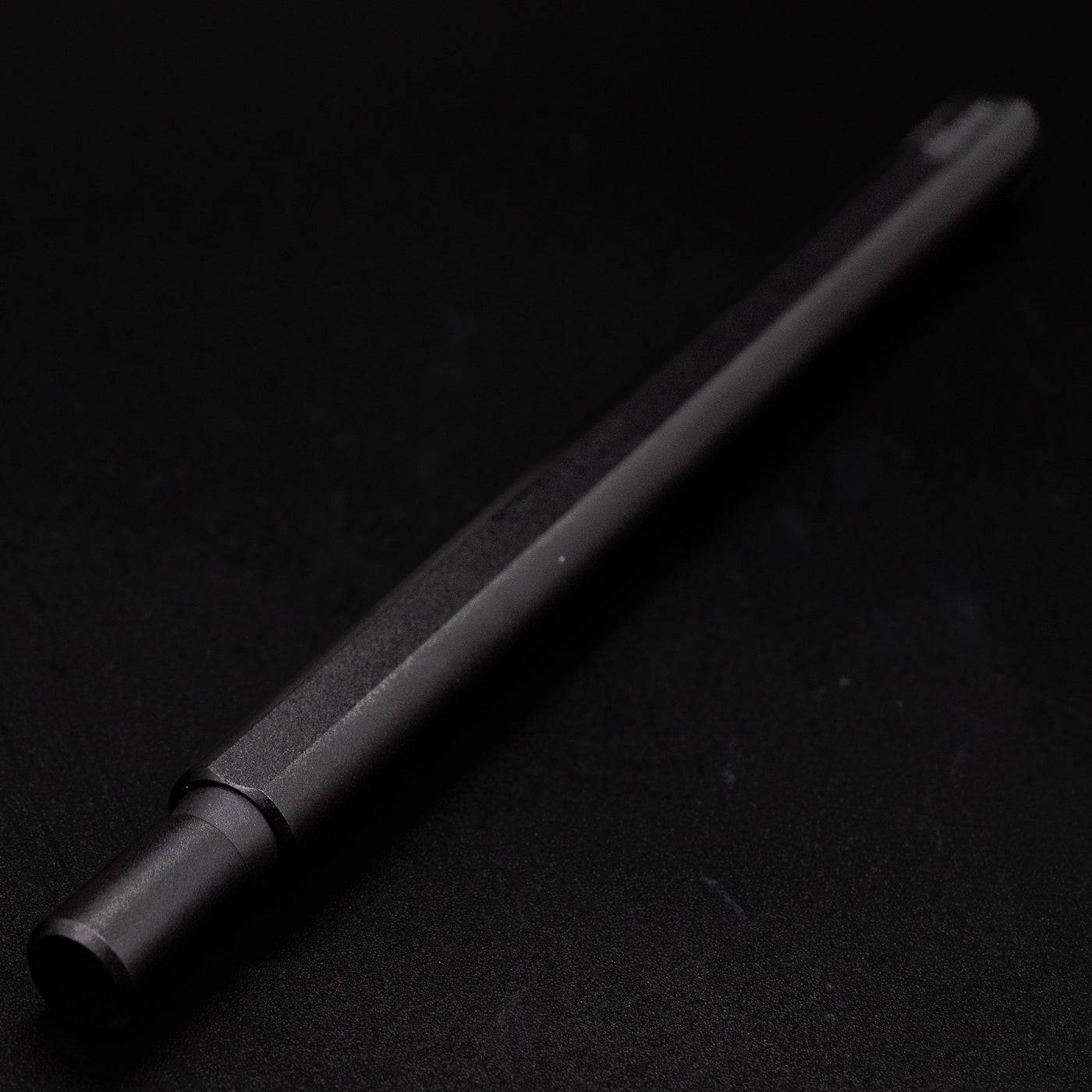 Stilform FLOW Rollerball Pen Warp Black - closeup view of end cap