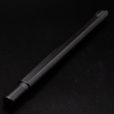 Stilform FLOW Rollerball Pen Warp Black - closeup view of end cap