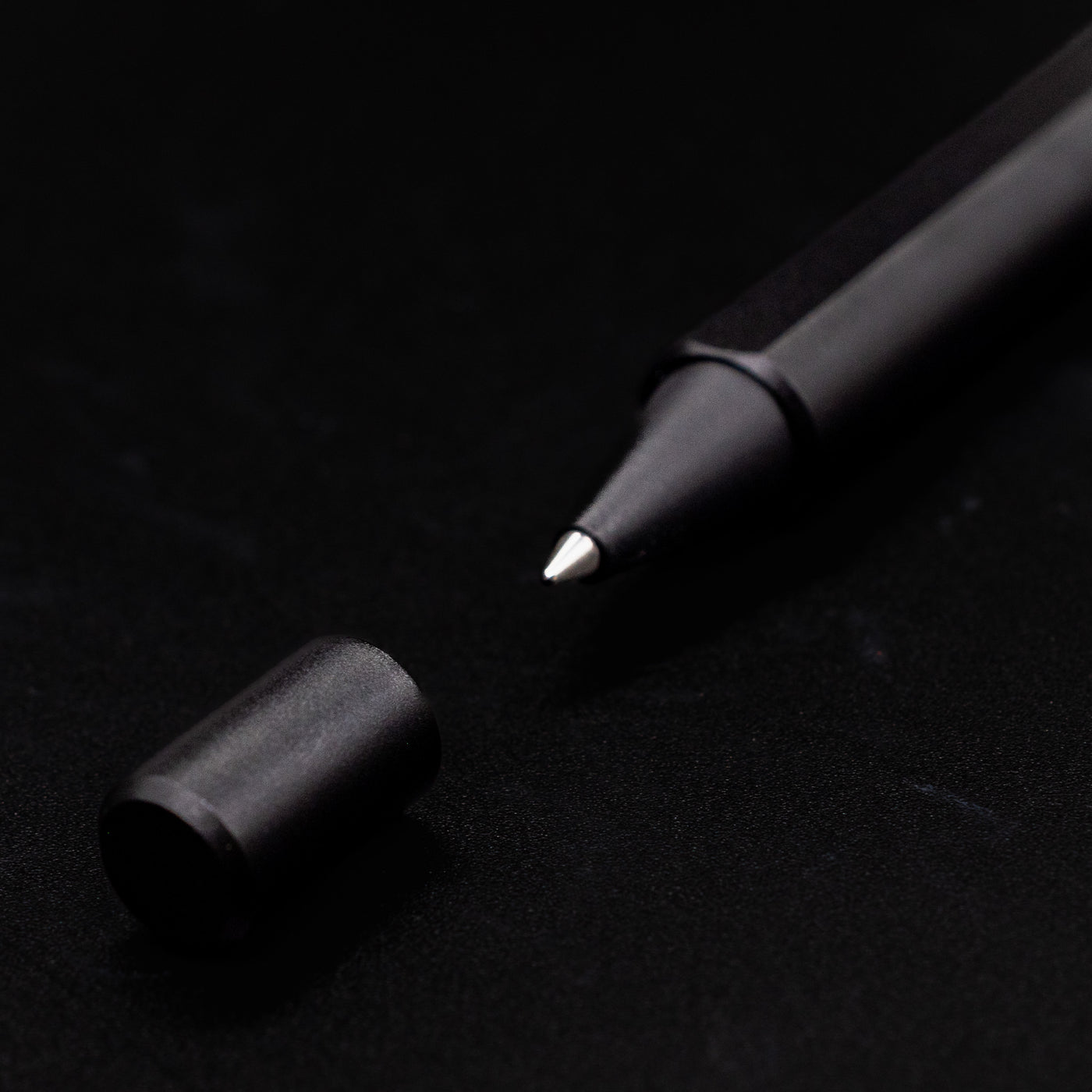 Stilform FLOW Rollerball Pen Warp Black - tip closeup with magnetic cap in foreground