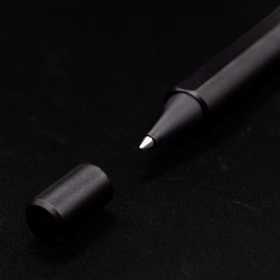 Stilform FLOW Rollerball Pen Warp Black - tip closeup with magnetic cap in foreground