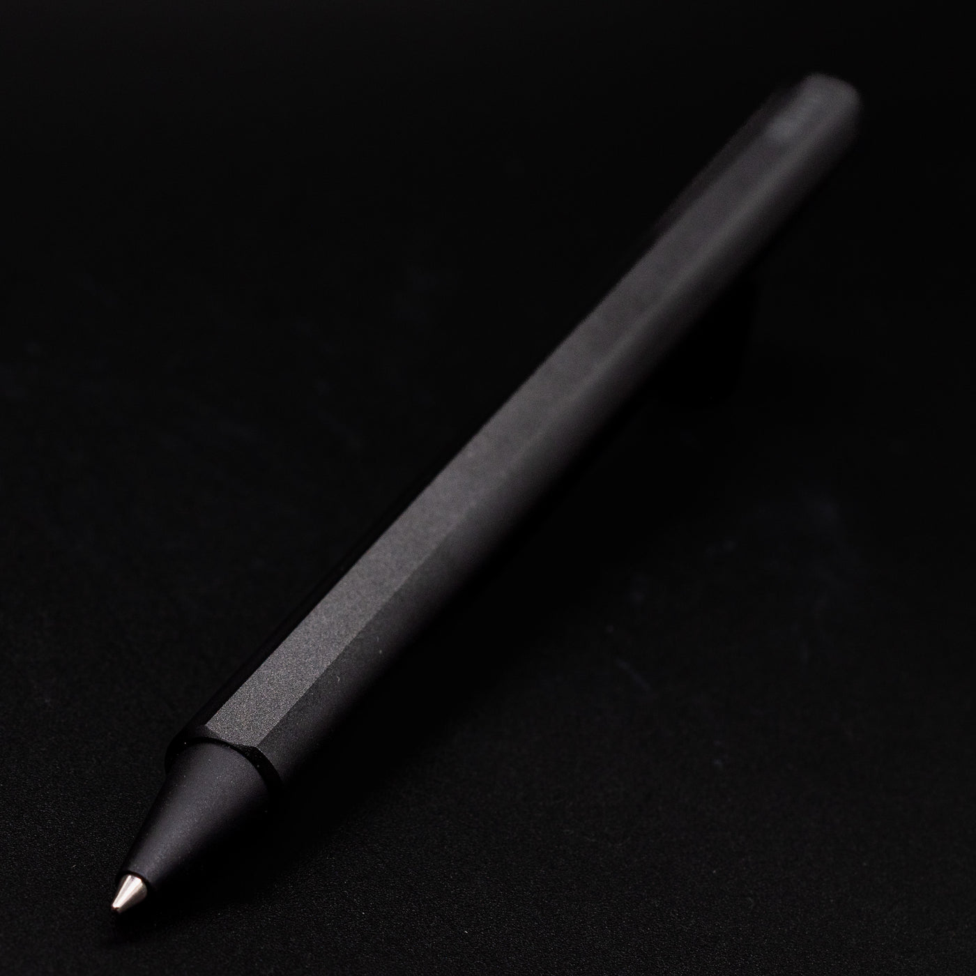 Stilform FLOW Rollerball Pen Warp Black - closeup of rollerball tip angled at camera