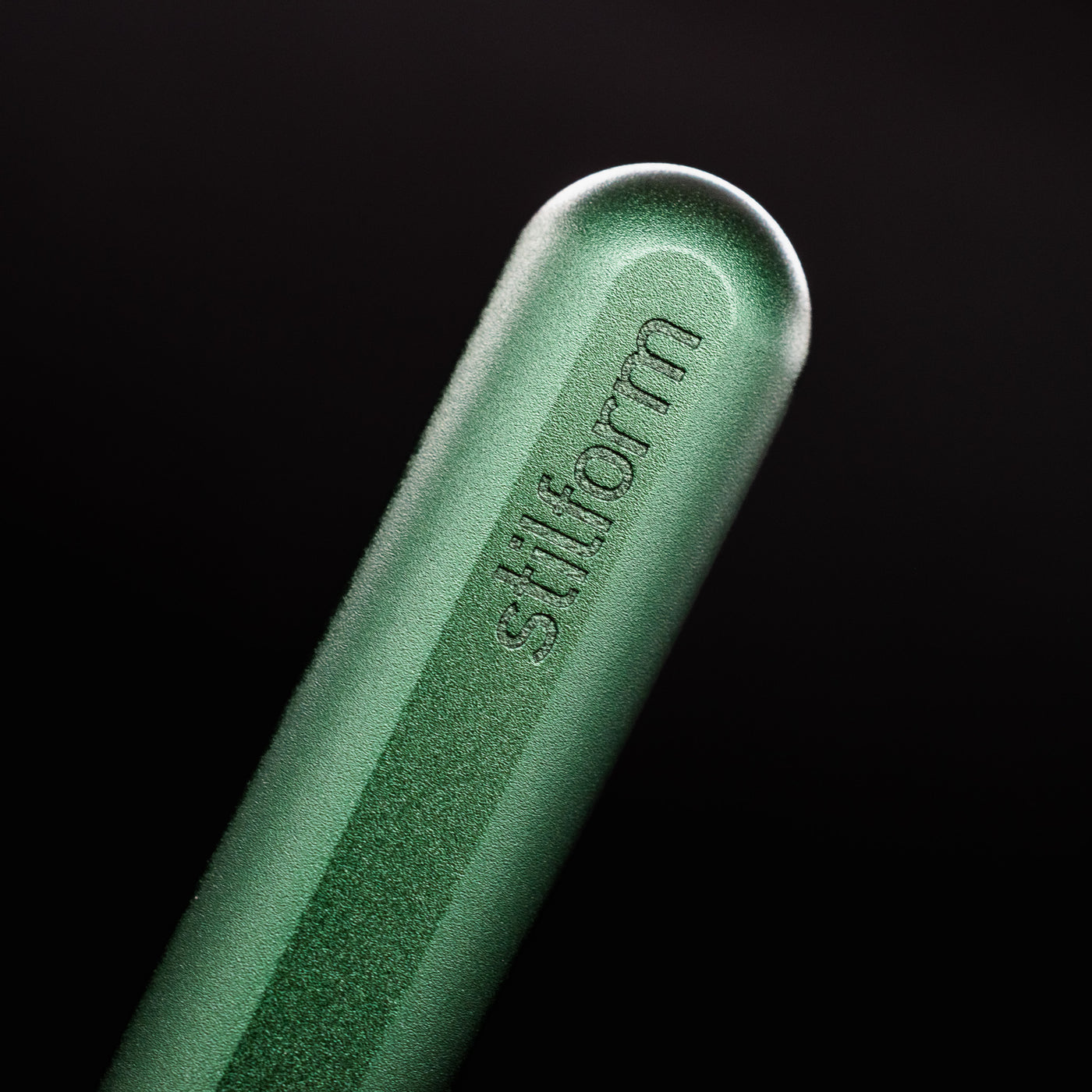 Stilform INK Fountain Pen Aurora Green – closeup of Stilform logo on barrel