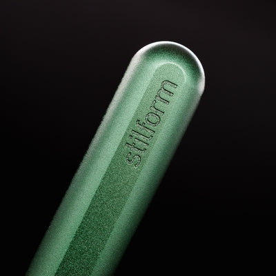 Stilform INK Fountain Pen Aurora Green – closeup of Stilform logo on barrel