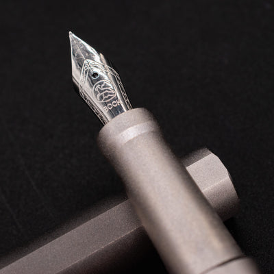 Stilform INK Fountain Pen Comet Grey – detailed closeup of fountain pen nib