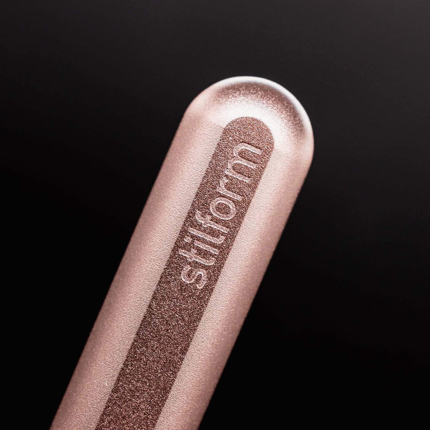 Stilform INK Fountain Pen Rose Moon Aluminum – closeup of Stilform logo on barrel