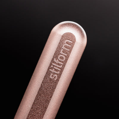Stilform INK Fountain Pen Rose Moon Aluminum – closeup of Stilform logo on barrel
