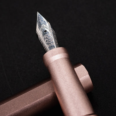 Stilform INK Fountain Pen Rose Moon Aluminum – detailed closeup of fountain pen nib