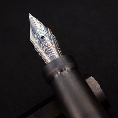 Stilform INK Fountain Pen Titanium Matte – detailed closeup of fountain pen nib