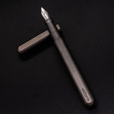 Stilform INK Fountain Pen Titanium Matte – barrel leaning on cap, uncapped view