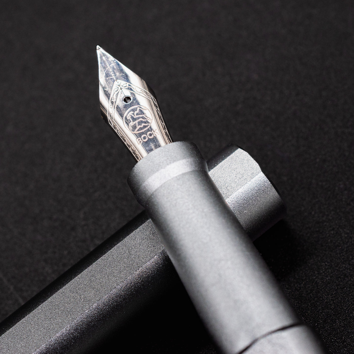 Stilform INK Fountain Pen Warp Black – detailed closeup of fountain pen nib