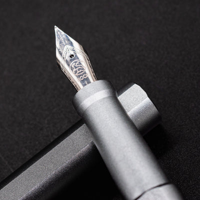 Stilform INK Fountain Pen Warp Black – detailed closeup of fountain pen nib