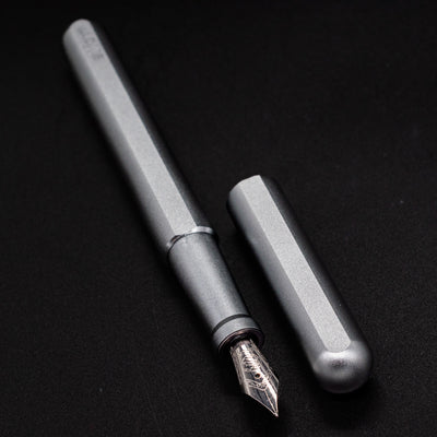 Stilform INK Fountain Pen Warp Black – uncapped angled view from overhead