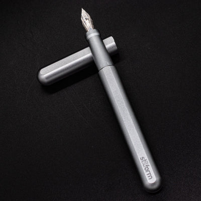 Stilform INK Fountain Pen Warp Black – barrel leaning on cap, uncapped view