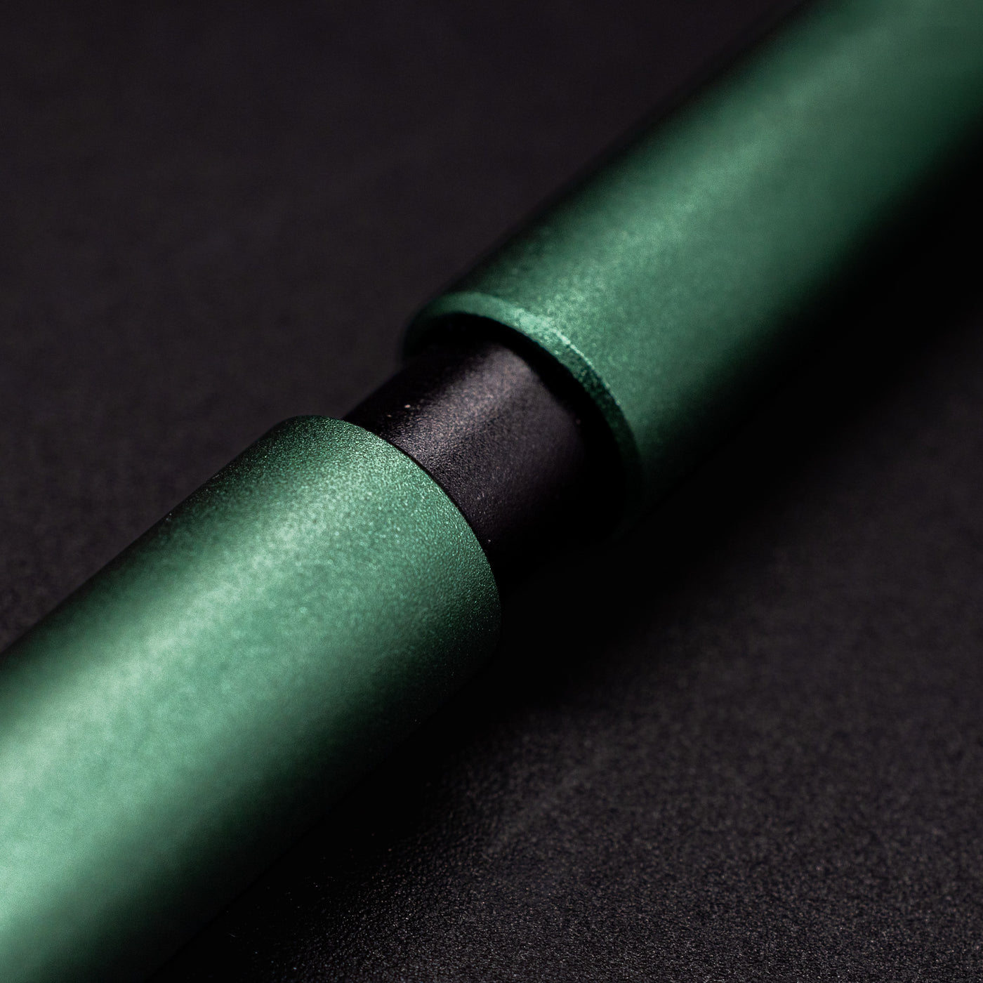 Stilform PEN Ballpoint Pen Aurora Green - closeup of magnetic snapping mechanism