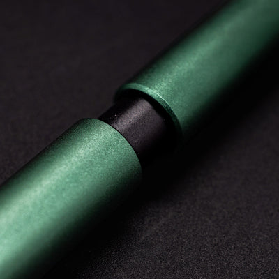 Stilform PEN Ballpoint Pen Aurora Green - closeup of magnetic snapping mechanism