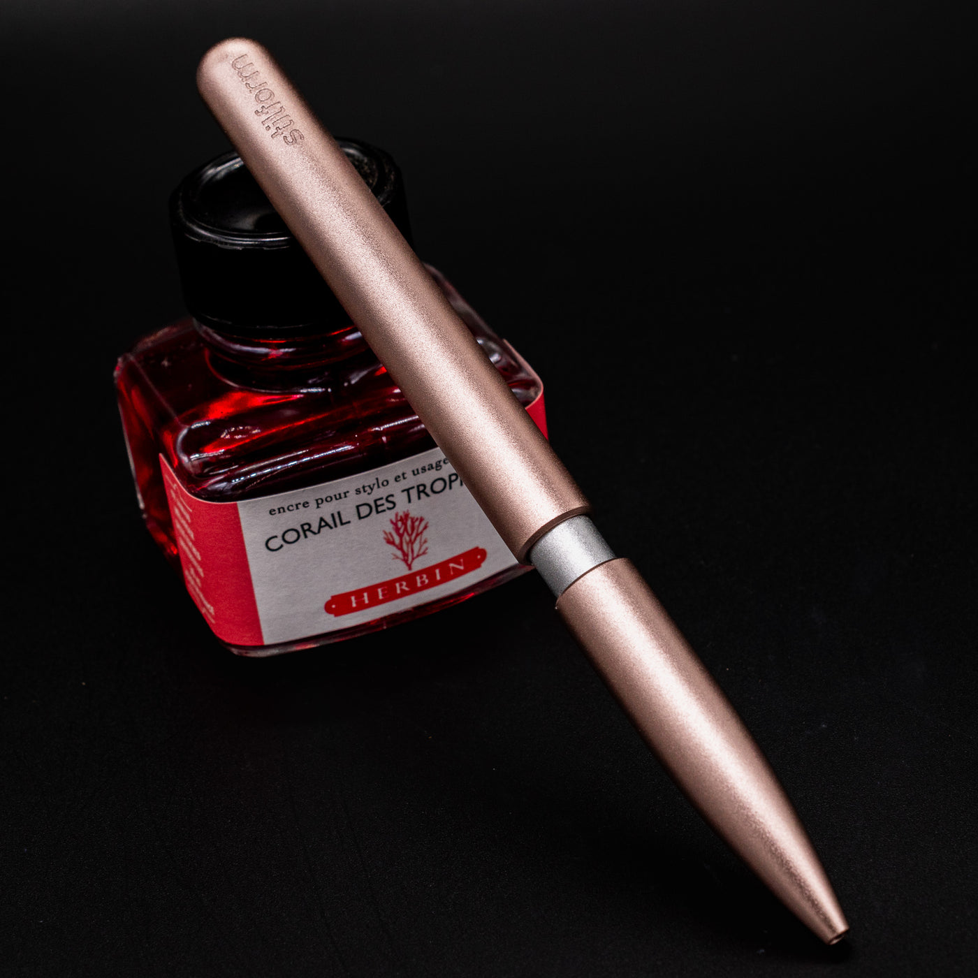 Stilform PEN Ballpoint Pen Rose Moon Aluminum - pen leaning on ink bottle