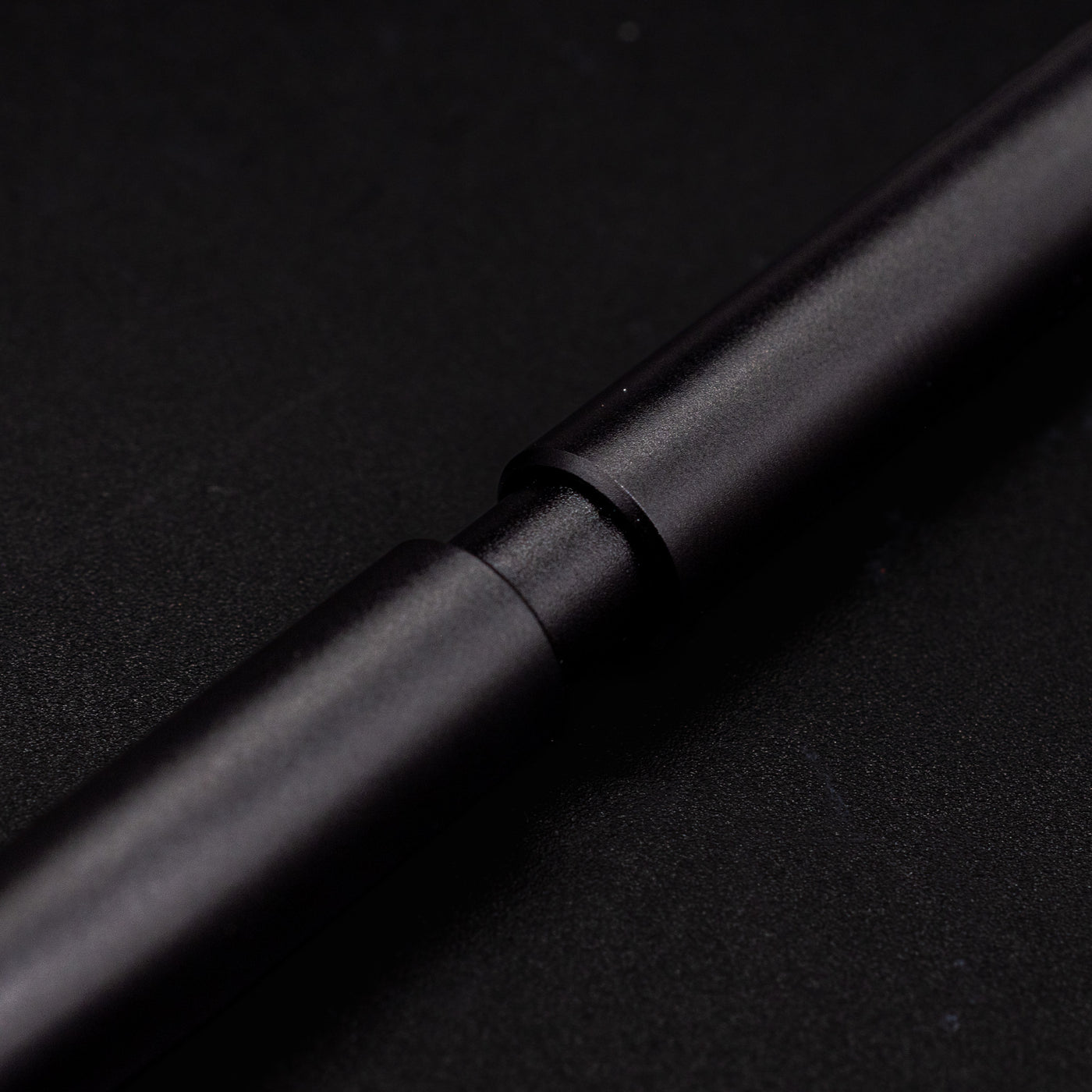Stilform PEN Ballpoint Pen Warp Black - closeup of magnetic snapping mechanism