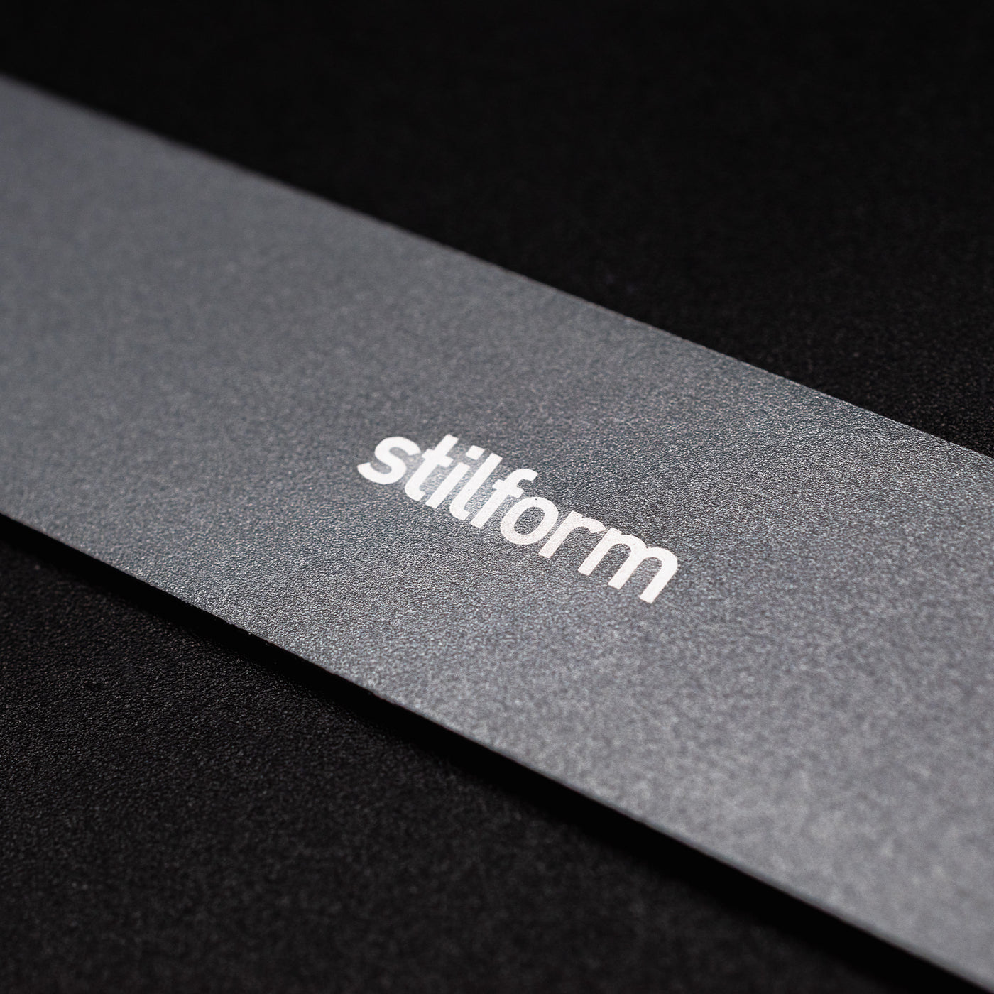 Stilform Ruller Comet Grey Aluminum - closeup of Stilform logo