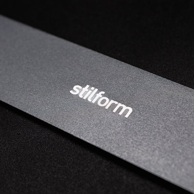 Stilform Ruller Comet Grey Aluminum - closeup of Stilform logo