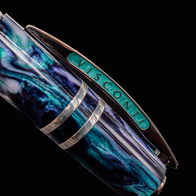 Macro of Visconti Homo Sapiens Air fountain pen clip with aqua enamel Visconti branding