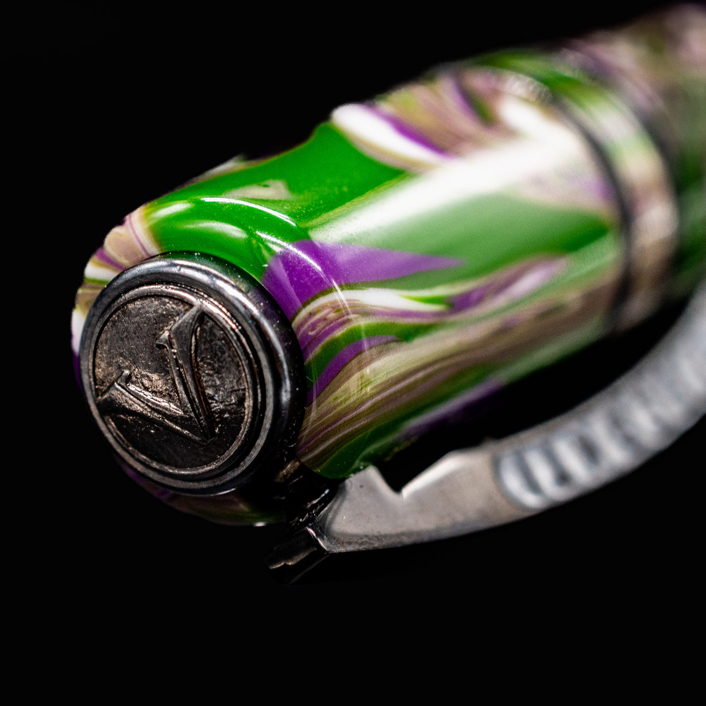 Close-up of Visconti Homo Sapiens Lotus Garden cap medallion with silver V logo and green acrylic finish
