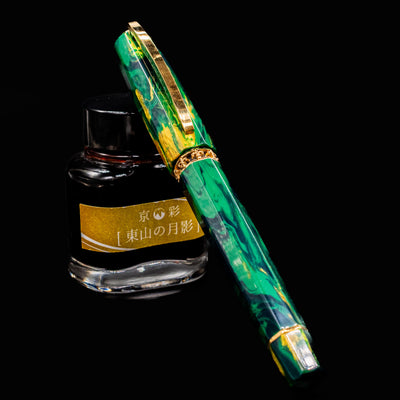 Visconti Medici Palazzo Riccardi fountain pen capped and leaning against a bottle of fountain pen ink