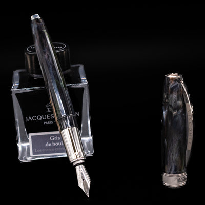 Writing position of the of the Visconti Van Gogh Fountain Pen The Potato Eaters edition with cap removed