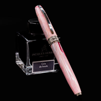 Visconti Van Gogh Souvenir de Mauve Fountain Pen capped and leaning on Jacques Herbin Gris de Houle ink bottle