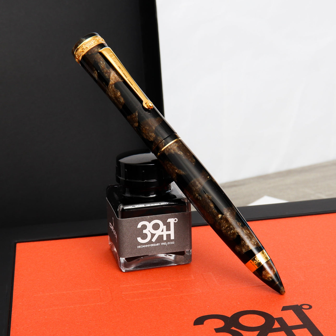 Delta 39+1 Limited Edition Celluloid Brown Black And Gold Fountain Pen
