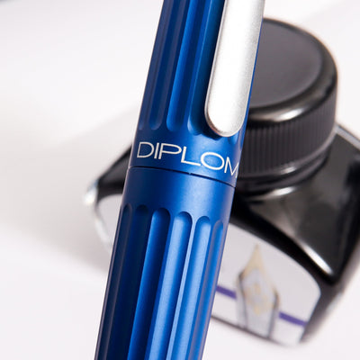 Diplomat-Aero-Blue-Fountain-Pen-Gift-Set-Cap-Details