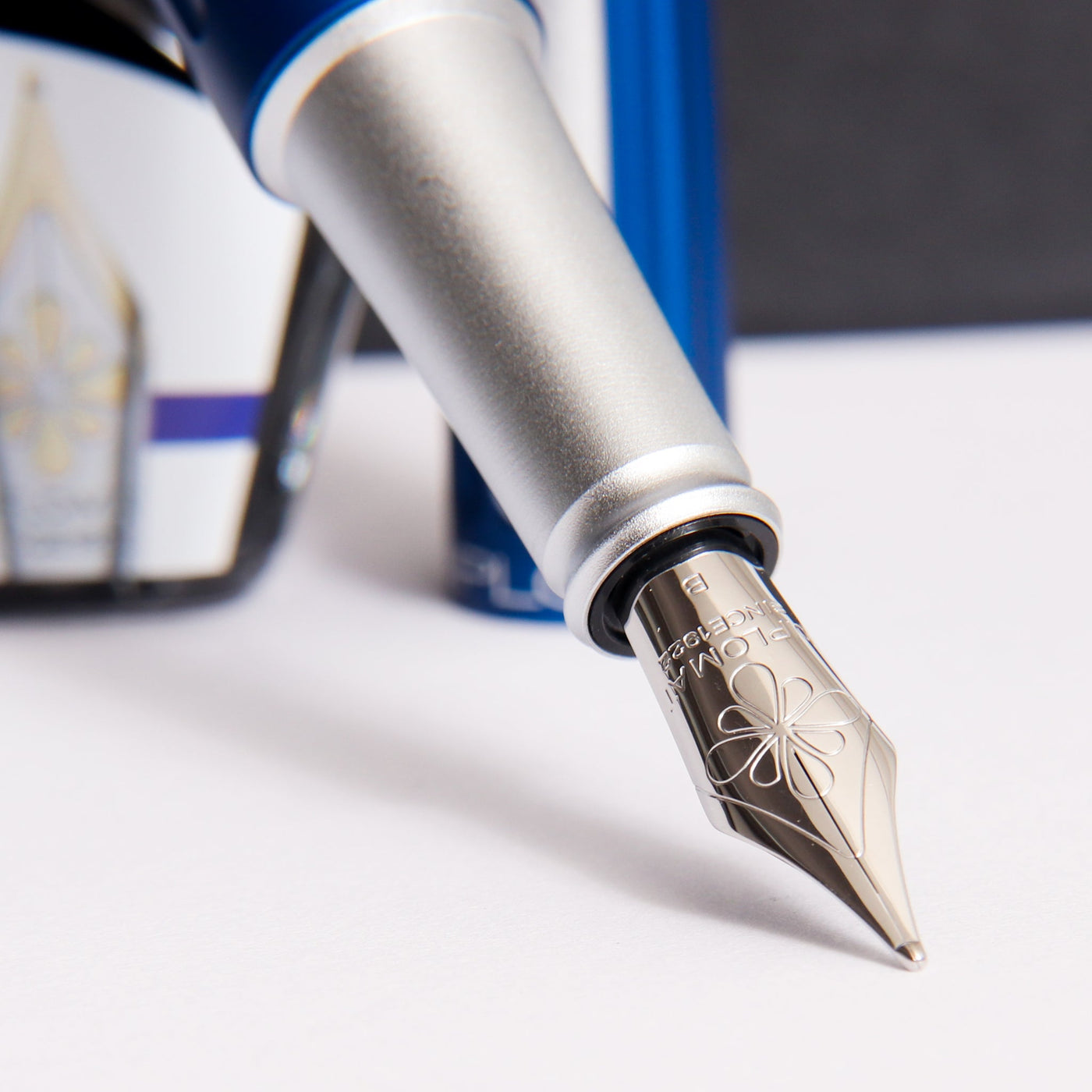 Diplomat-Aero-Blue-Fountain-Pen-Gift-Set-Nib-Details