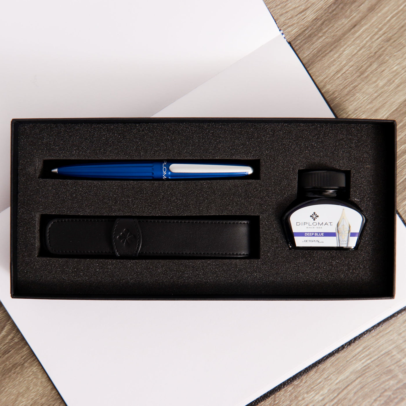 Diplomat-Aero-Blue-Fountain-Pen-Gift-Set-Packaging