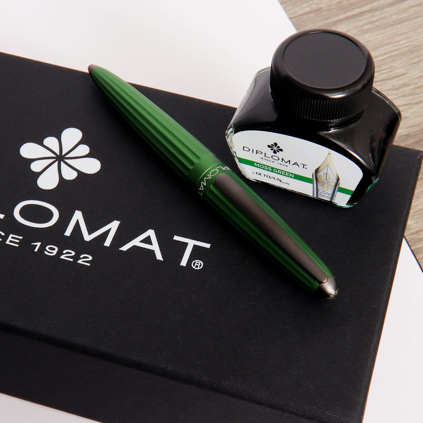 Diplomat-Aero-Green-Fountain-Pen-Gift-Set-Box