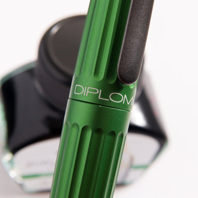 Diplomat-Aero-Green-Fountain-Pen-Gift-Set-Cap-Details