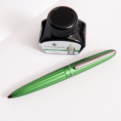 Diplomat-Aero-Green-Fountain-Pen-Gift-Set-Grooves-In-Barrel