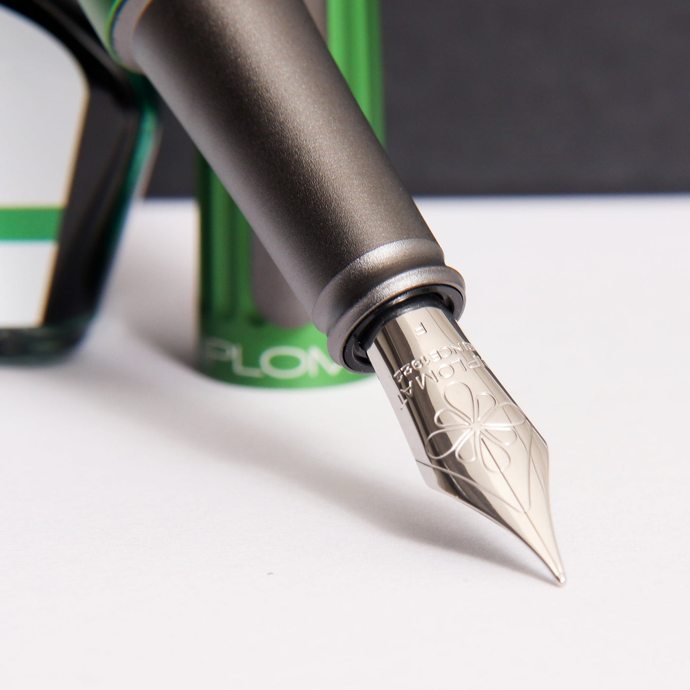 Diplomat-Aero-Green-Fountain-Pen-Gift-Set-Nib-Details