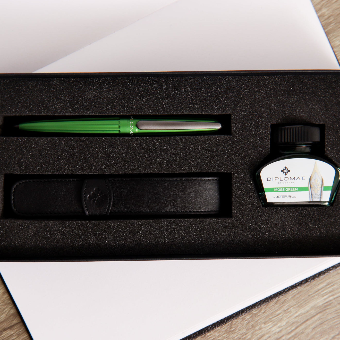 Diplomat-Aero-Green-Fountain-Pen-Gift-Set-Packaging